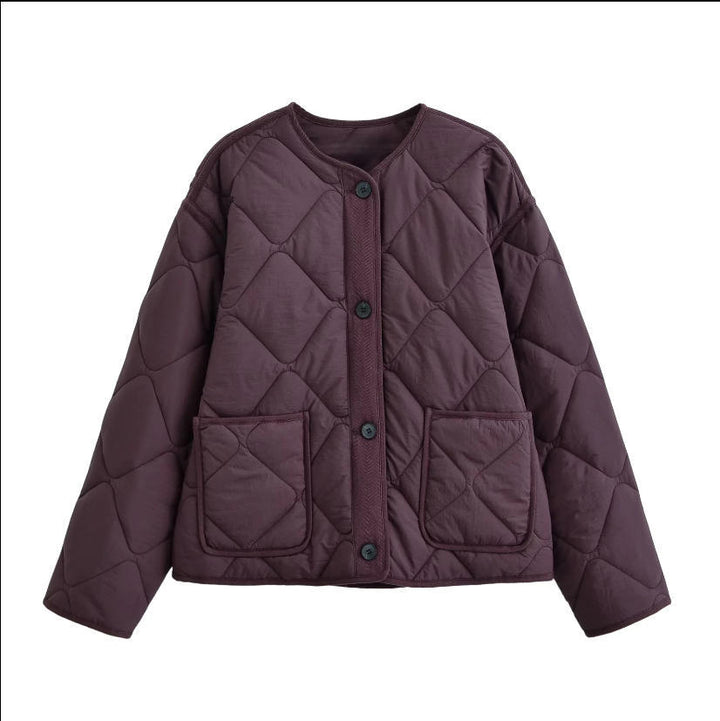 Damen 10+ gefütterte gesteppte Boxy‑Kurzjacke mit Rundhalsausschnitt, durchgehender Knopfleiste und aufgesetzten Taschen Echo Archiv