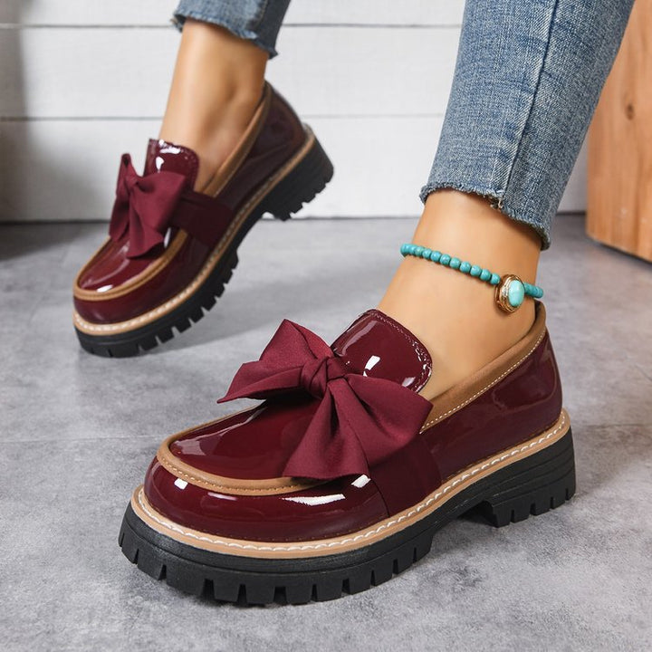 Damen Plateau-Loafer aus Lacklederoptik mit profilierter Gummisohle und Zierschleife Echo Archiv