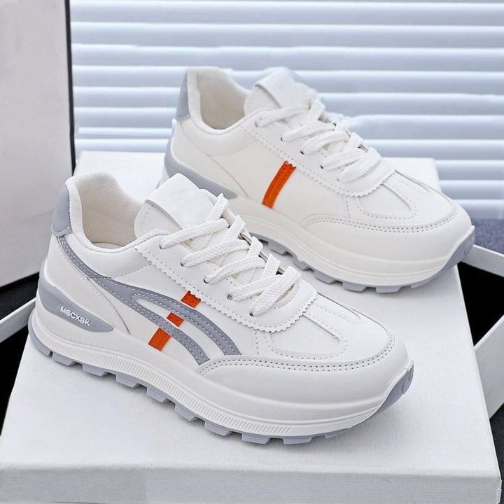 Damen Voluminöse Plateausneaker mit rutschfester Gummiprofilsohle und seitlichen Zierstreifen – Névara
