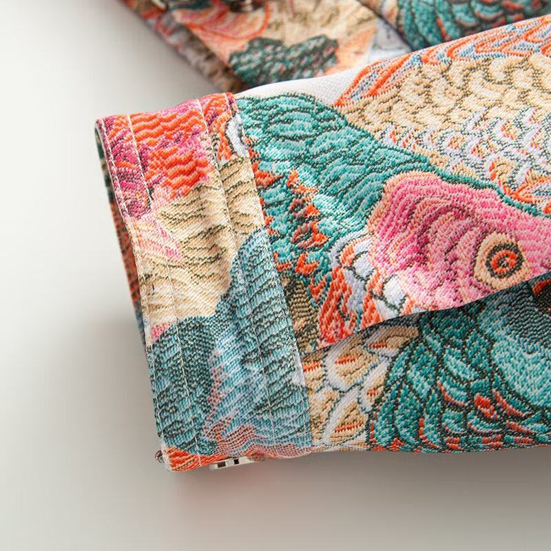 Damen Kurze Bouclé-Tapestry-Jacke mit ornamentalem Vogelprint, Pattentaschen und Stehkragen Echoarchiv