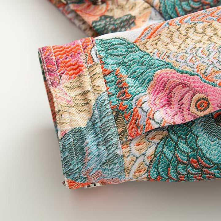 Damen Kurze Bouclé-Tapestry-Jacke mit ornamentalem Vogelprint, Pattentaschen und Stehkragen Echoarchiv
