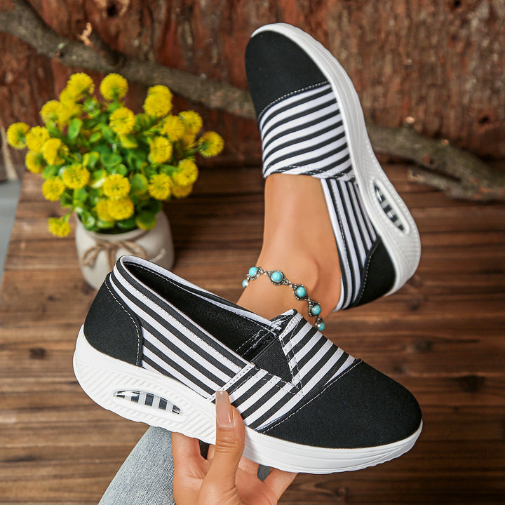 Damen Leichte Slip-On Sneakers mit Keilabsatz und gepolsterter Komfortsohle – Névara