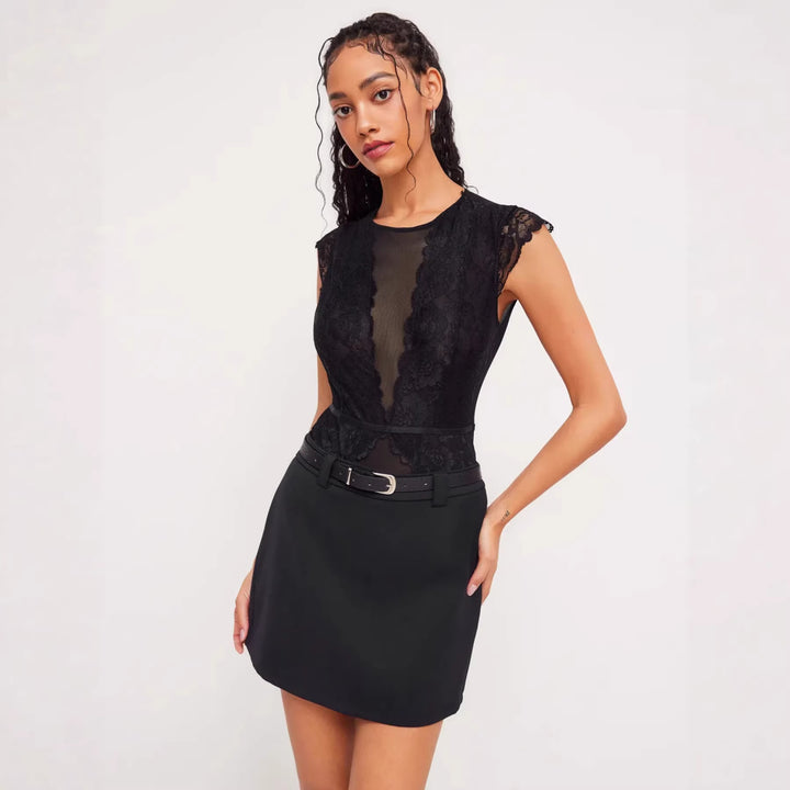 Damen Elegantes Spitzenbody mit tiefem V-Ausschnitt und zarten Rüschendetails Echo Archiv