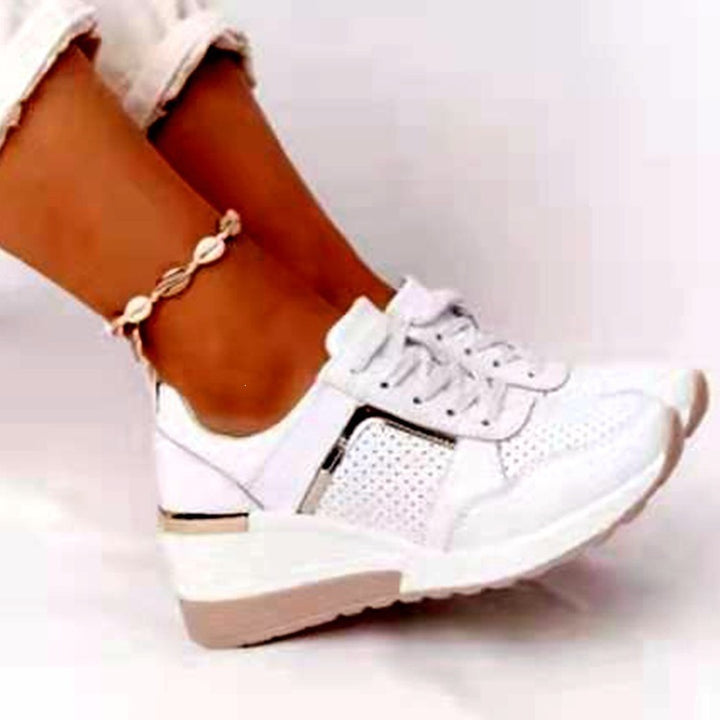 Damen Komfort-Keil-Sneaker mit perforiertem Obermaterial und Dekozipper – Névara