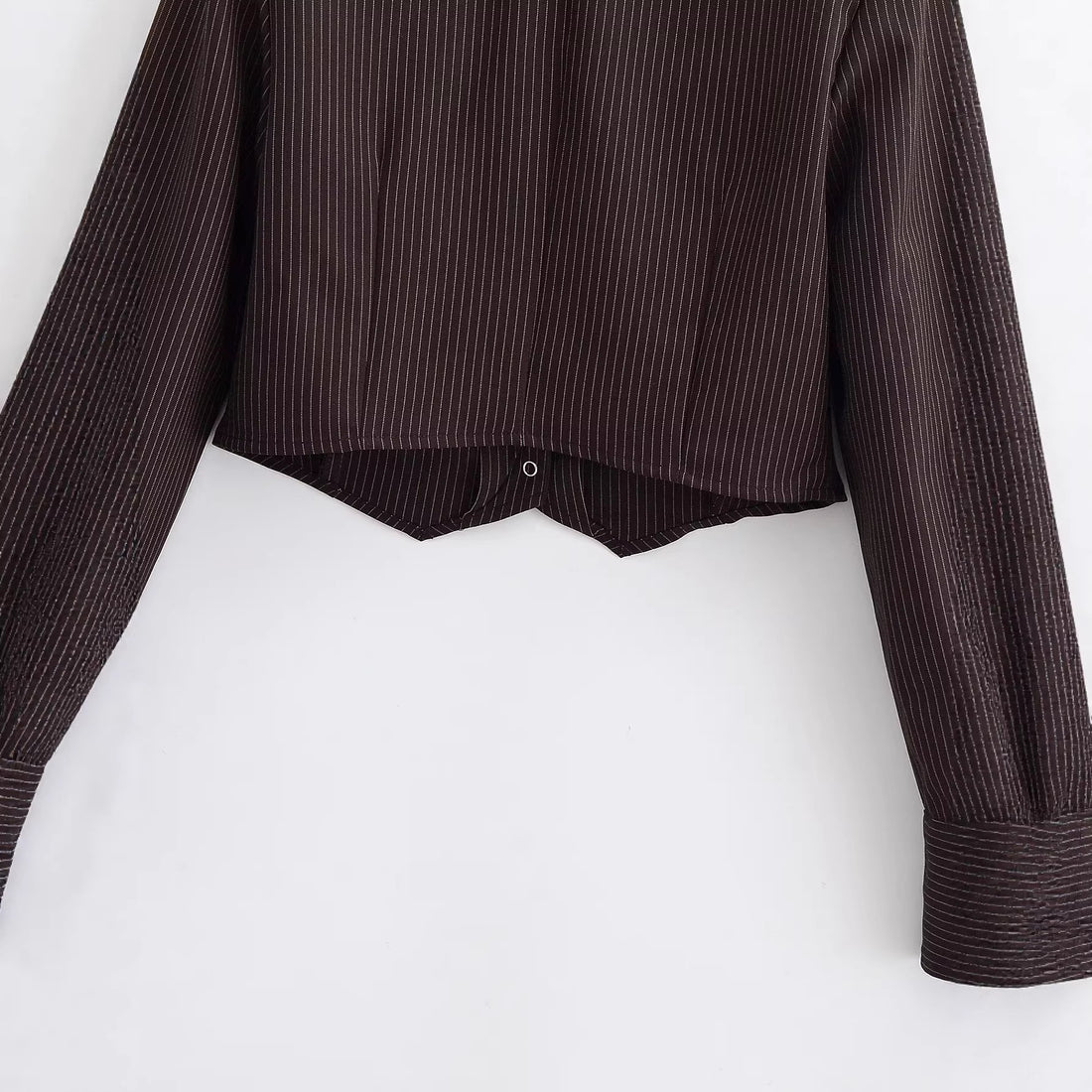 Damen Taillierte Cropped-Hemdbluse im Nadelstreifen mit tiefem V-Ausschnitt Echoarchiv