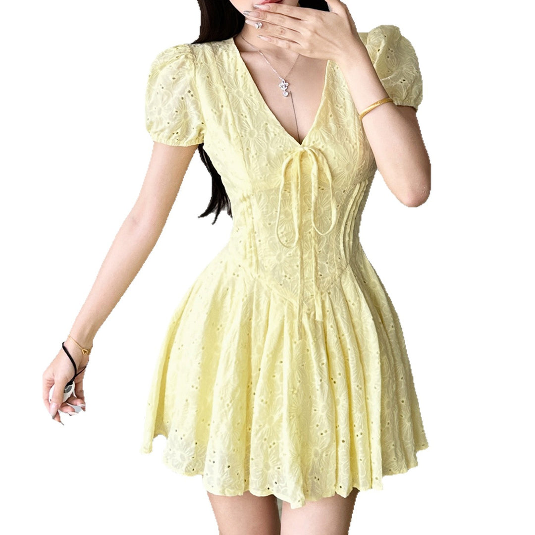 Damen Kurzärmeliges Sommerkleid mit raffinierten Rüschendetails und Bindeband Echo Archiv