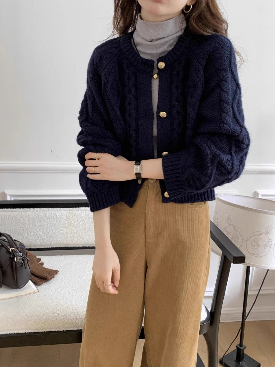 Damen Kurzer Zopfmuster-Cardigan mit goldenen Schmuckknöpfen Echoarchiv
