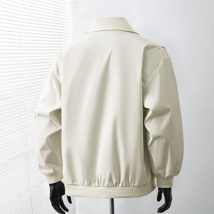 Herren Leicht wattierte Bomber-Coachjacke mit verdeckter Druckknopfleiste, Zipper-Brusttasche & gerippten Bündchen Echoarchiv