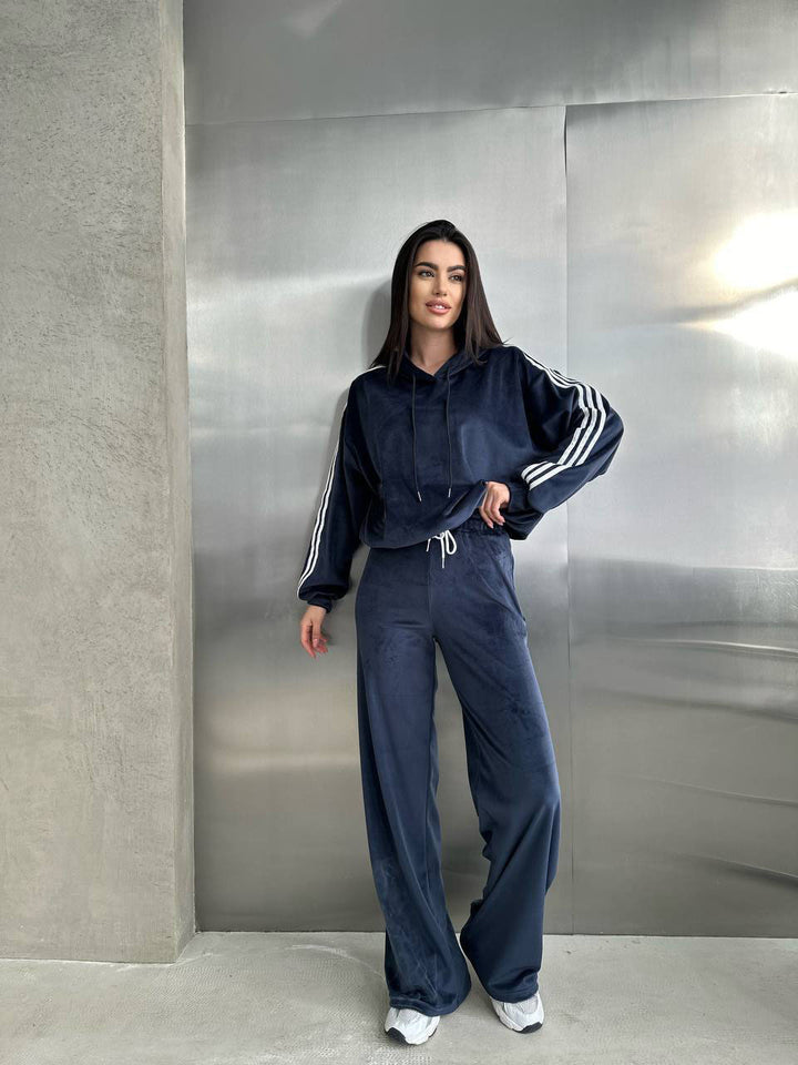 Damen Velours-Zweiteiler mit Cropped-Kapuzenpullover, sportiven Ärmeln und weiter Palazzo-Hose – Auréline