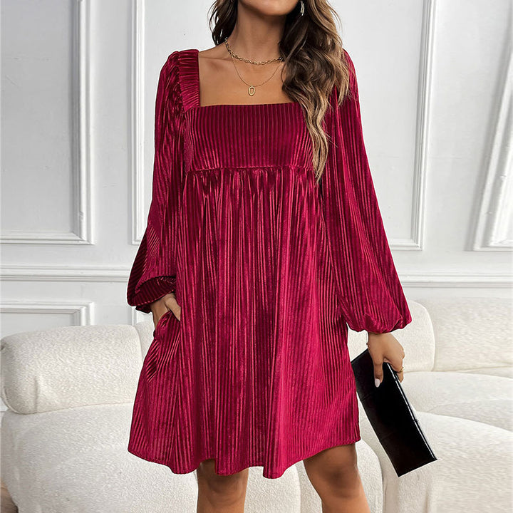 Damen Angesagtes Plisseekleid mit quadratischem Ausschnitt Echo Archiv