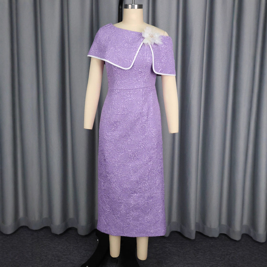 Damen elegantes Maxikleid mit asymmetrischem Rüschendesign und floralem Akzent – Valéora