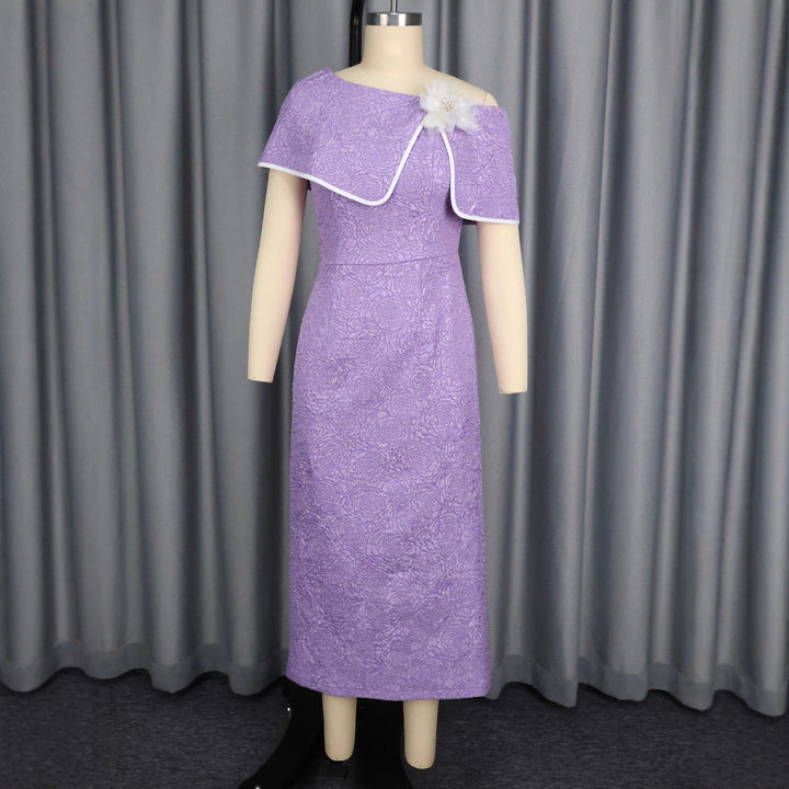Damen elegantes Maxikleid mit asymmetrischem Rüschendesign und floralem Akzent Echo Archiv