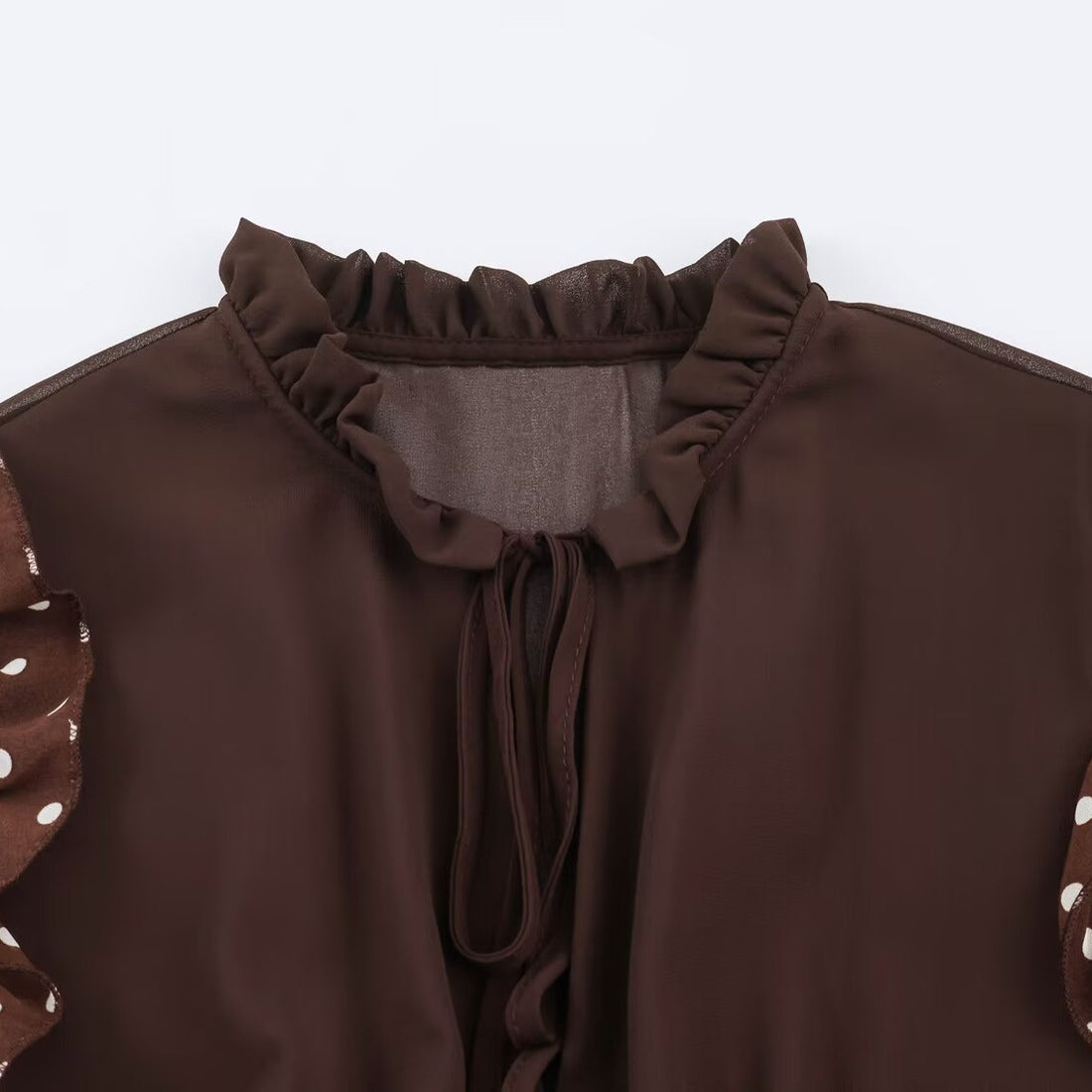Damen verspieltes Midi-Tiered-Kleid mit Rüschenkragen, Bindeband und Volantstufen Echoarchiv