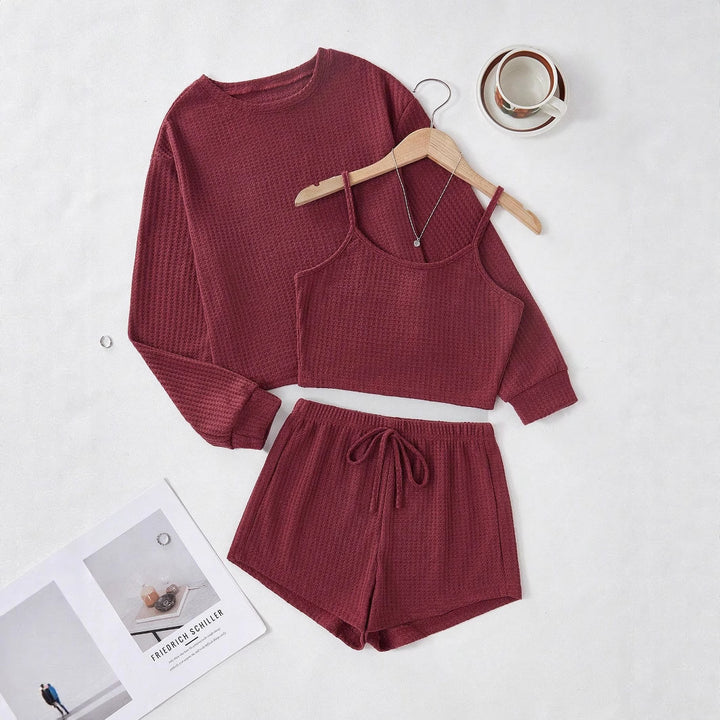 Damen Dreiteiliges Waffelstrick‑Lounge‑Set mit Cropped‑Pullover, Spaghettiträger‑Top und hochtaillierten Shorts – Élanora
