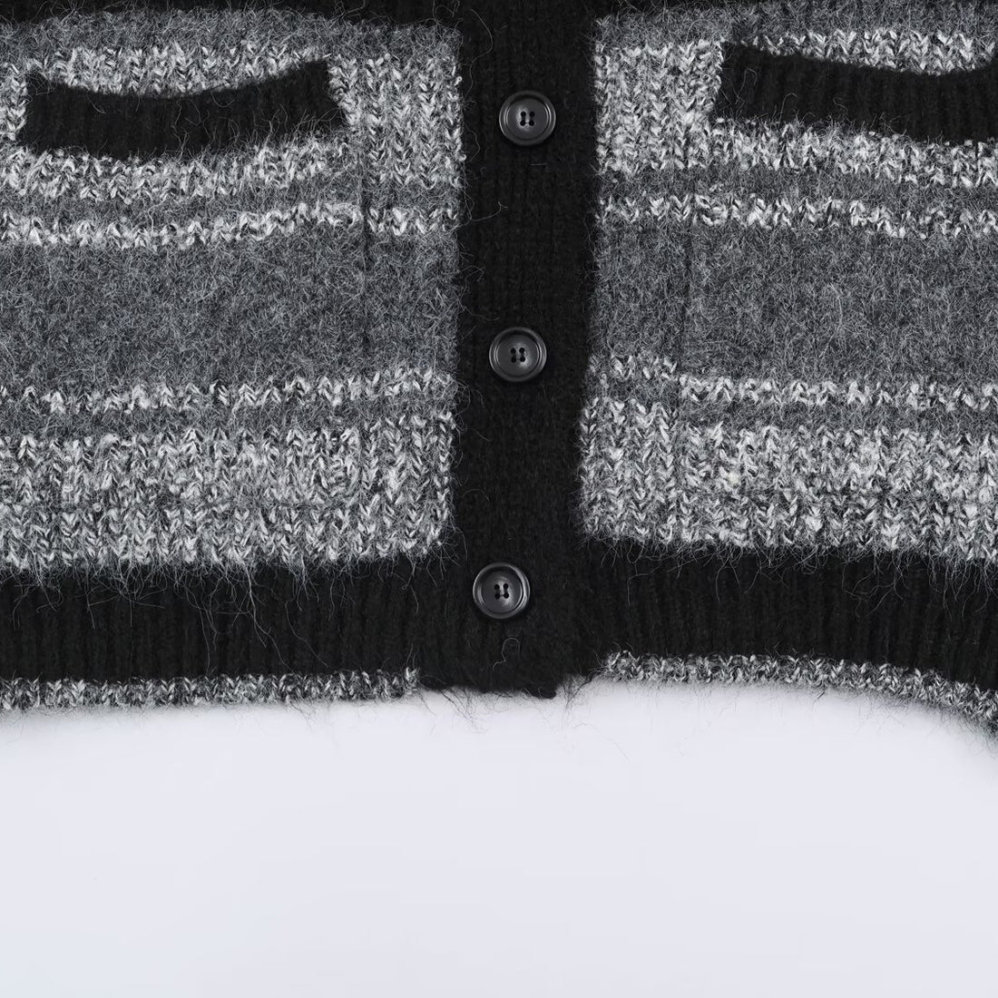 Damen Oversize Strickcardigan mit V-Ausschnitt, Streifenmuster und aufgesetzten Taschen Echoarchiv