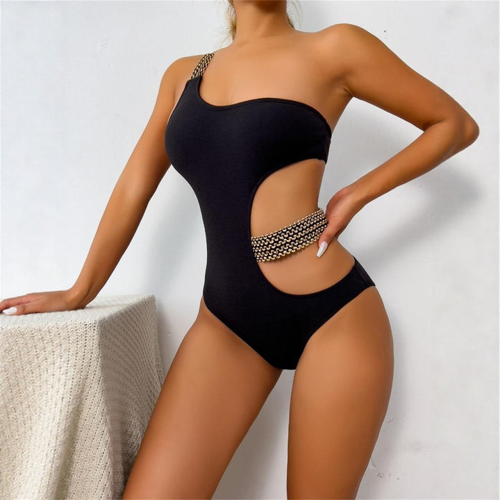Damen Einteiliger Badeanzug mit asymmetrischem Cut-Out und modischen Kettenakzenten Echo Archiv