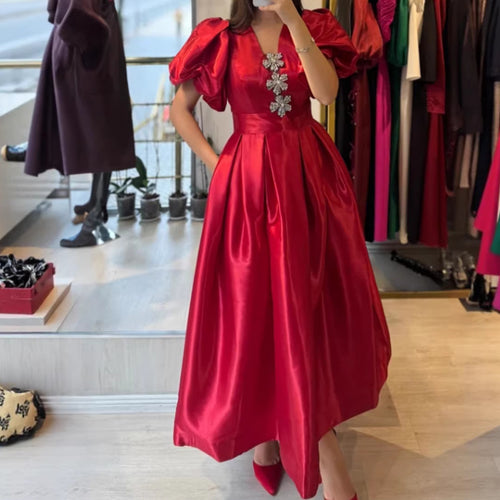 Damen Abendkleid mit schimmerndem Satin und voluminösen Puffärmeln Echo Archiv