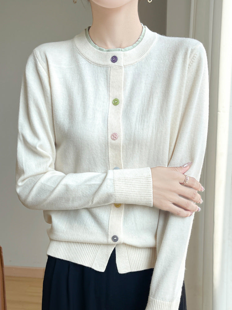 Damen Leichter Feinstrick-Cardigan mit Rundhalsausschnitt und bunten Knöpfen Echoarchiv