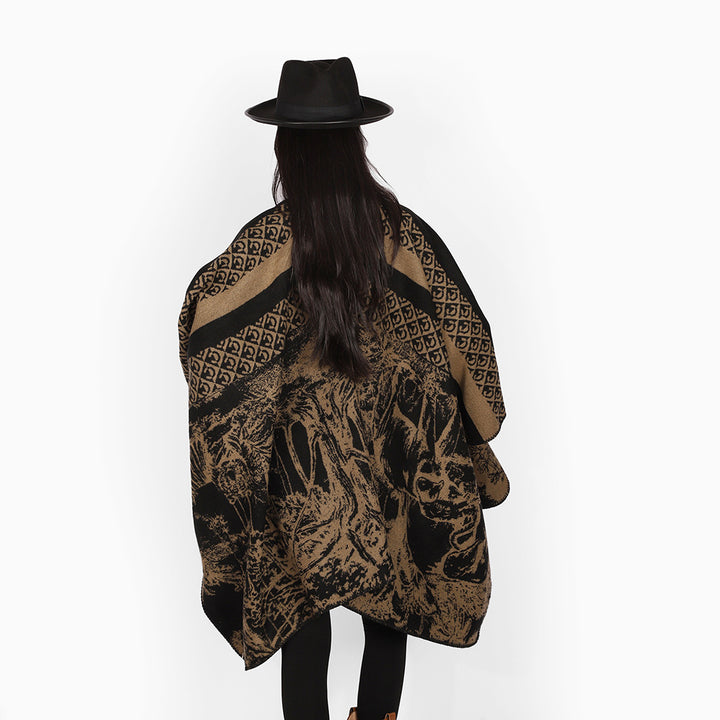 Damen Jacquard-Strickcape mit Stehkragen und grafischem Waldmotiv – Avérine