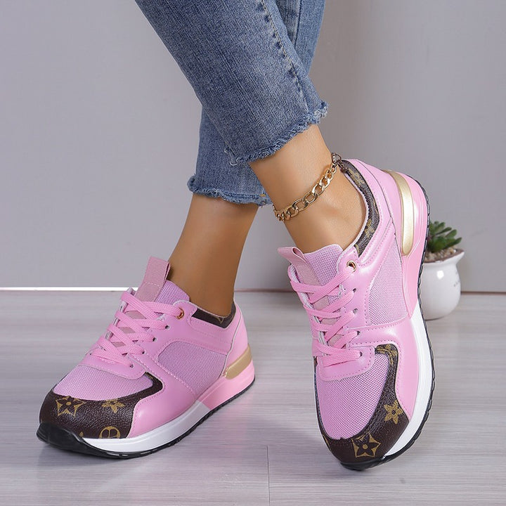 Damen Plateau-Sneakers mit atmungsaktivem Mesh, gepolsterter Innensohle und dekorativem Logomuster-Besatz – Névara