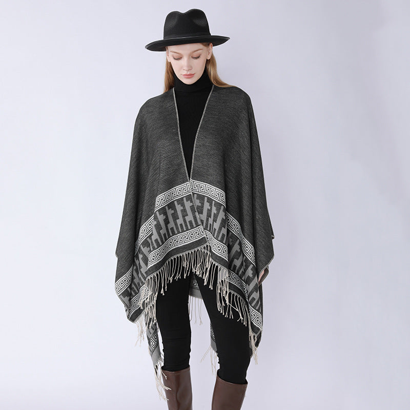Damen Capeponcho aus feinem Wollmix mit ornamentaler Bordürenkante und Zipfelrand – Montévia