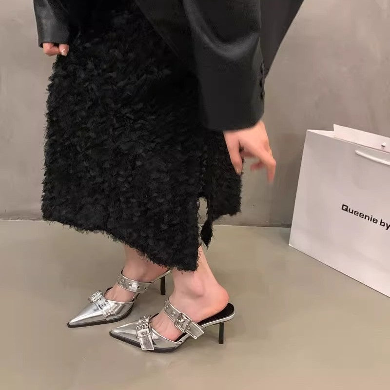 Damen Spitz zulaufende Mule‑Pantoletten mit doppeltem Schnallenriemen, Ösen‑Detail und niedrigem Kitten‑Absatz – Lioré