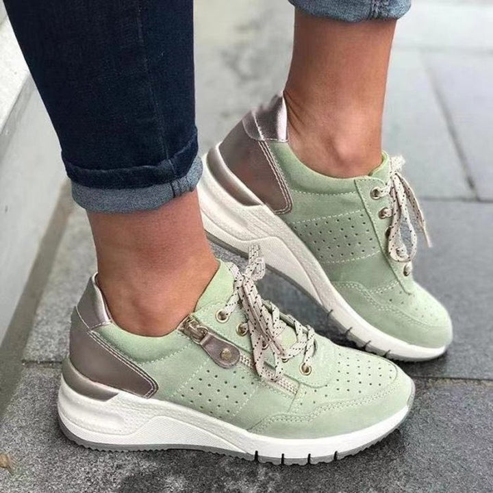 Damen Chunky-Plateau-Sneaker mit perforiertem Velours, gepolstertem Komfortfußbett und Metallic-Fersenaufbau – Névara