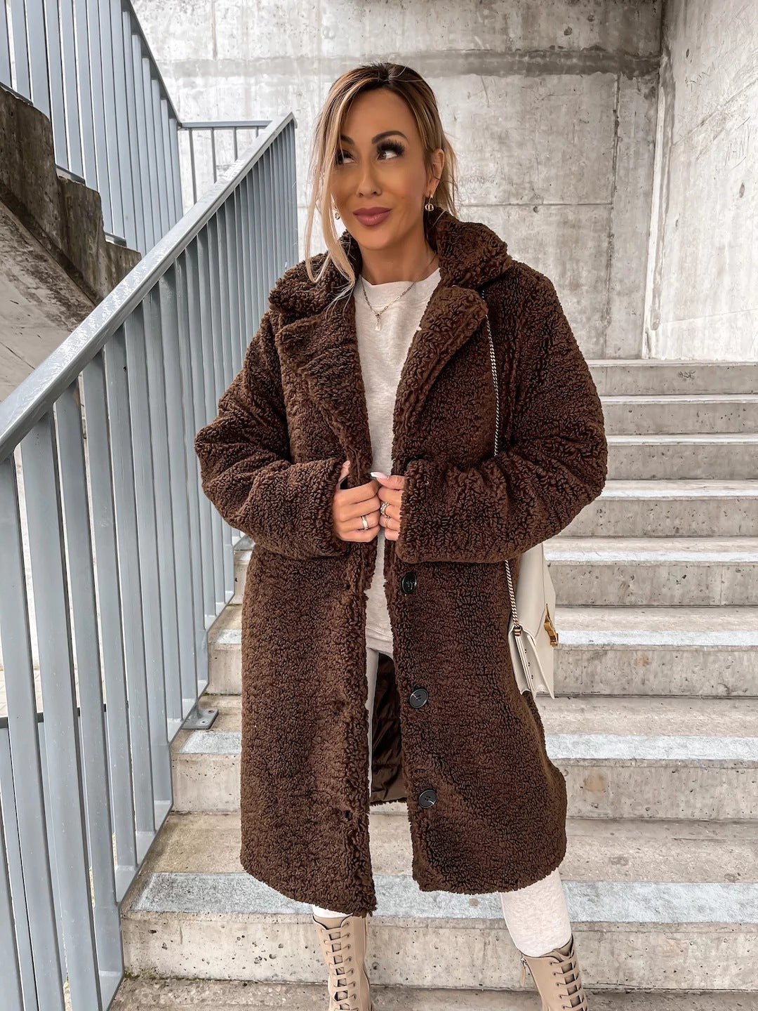 Damen Lange Teddy Faux-Shearling Knopf-Front Mantel mit Reverskragen – Montévia