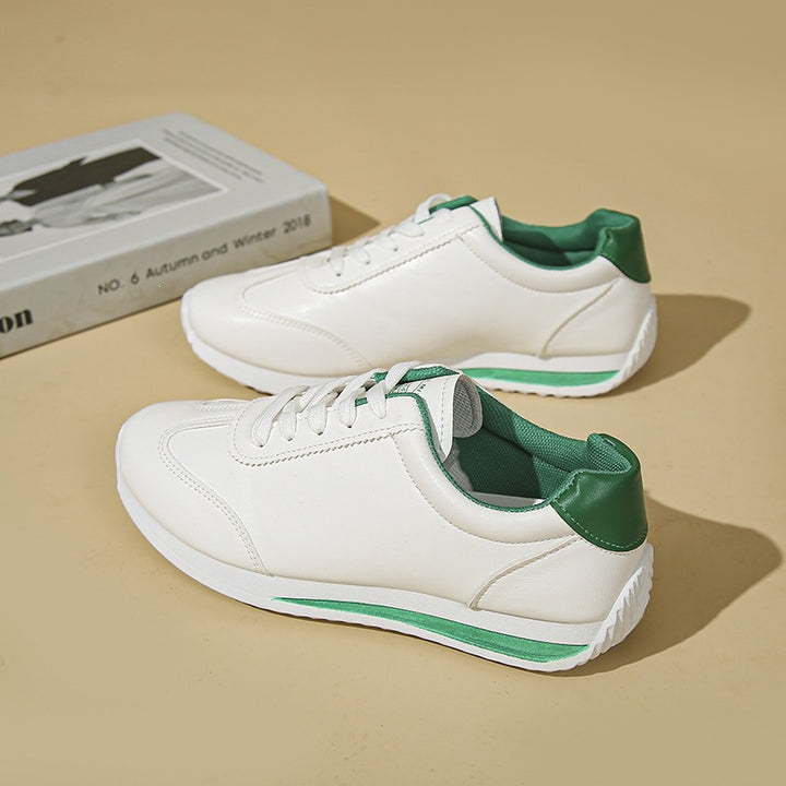 Damen Sneaker mit leichter Keilsohle und kontrastfarbenem Fersenpatch – Névara