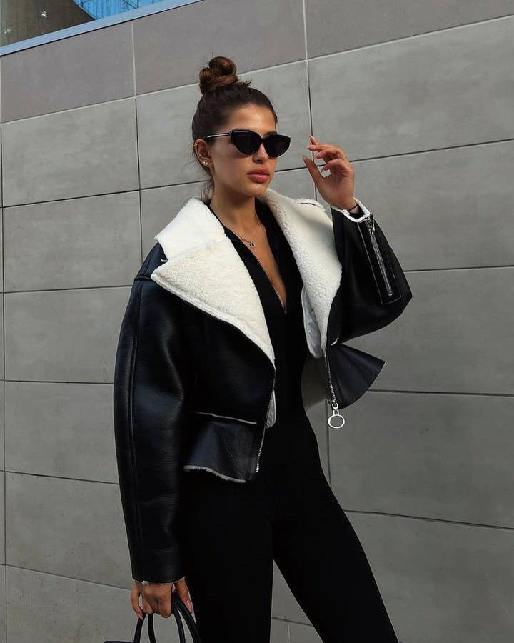 Damen Kurze Lammfellimitat-Bikerjacke mit Oversize-Kragen und asymmetrischem Reißverschluss Echoarchiv