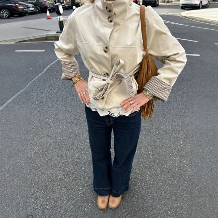 Damen Kurze taillierte Lederimitat-Jacke mit Stehkragen, Karo-Bündchen & Bindegürtel Echoarchiv