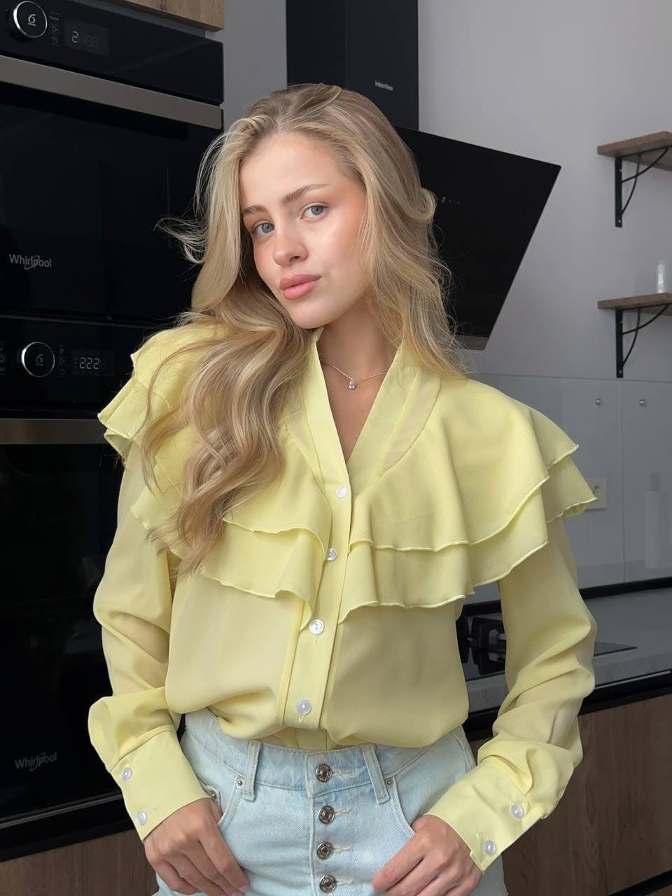 Damen Chiffon-Bluse mit mehrlagiger Volant-Rüsche und Perlmuttknöpfen Echoarchiv