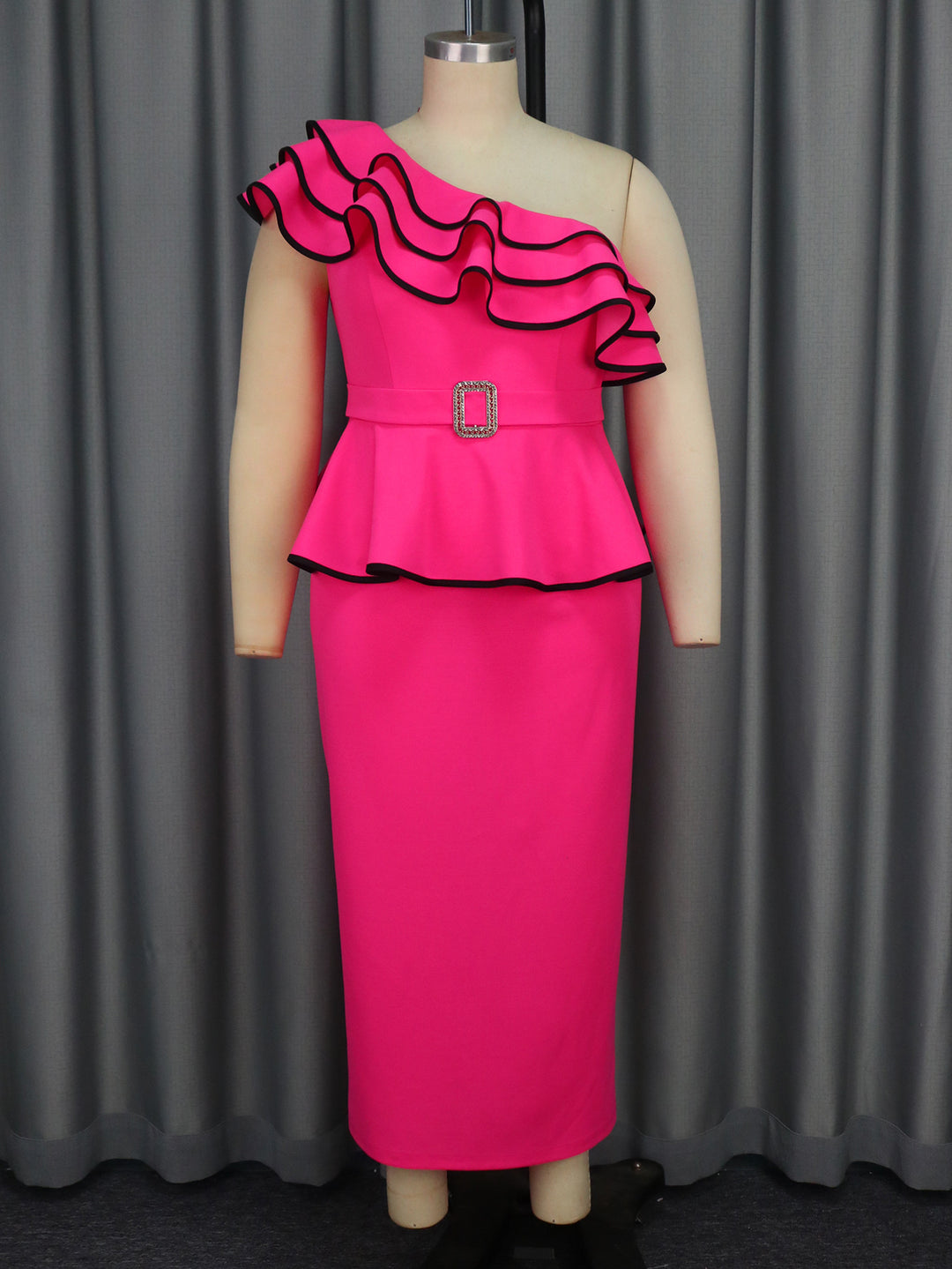 Damen Elegantes Abendkleid mit asymmetrischem Rüschendetail und dekorativem Gürtel Echo Archiv