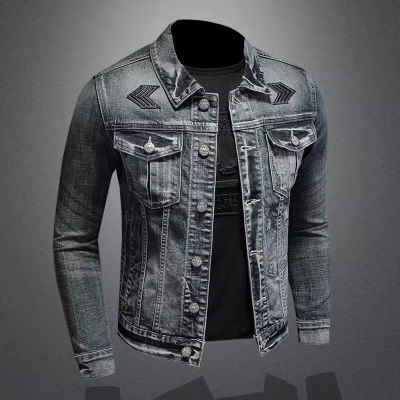 Herren Jeansjacke mit Used-Waschung, aufgesetzten Brusttaschen und dezenter Stickerei Echoarchiv