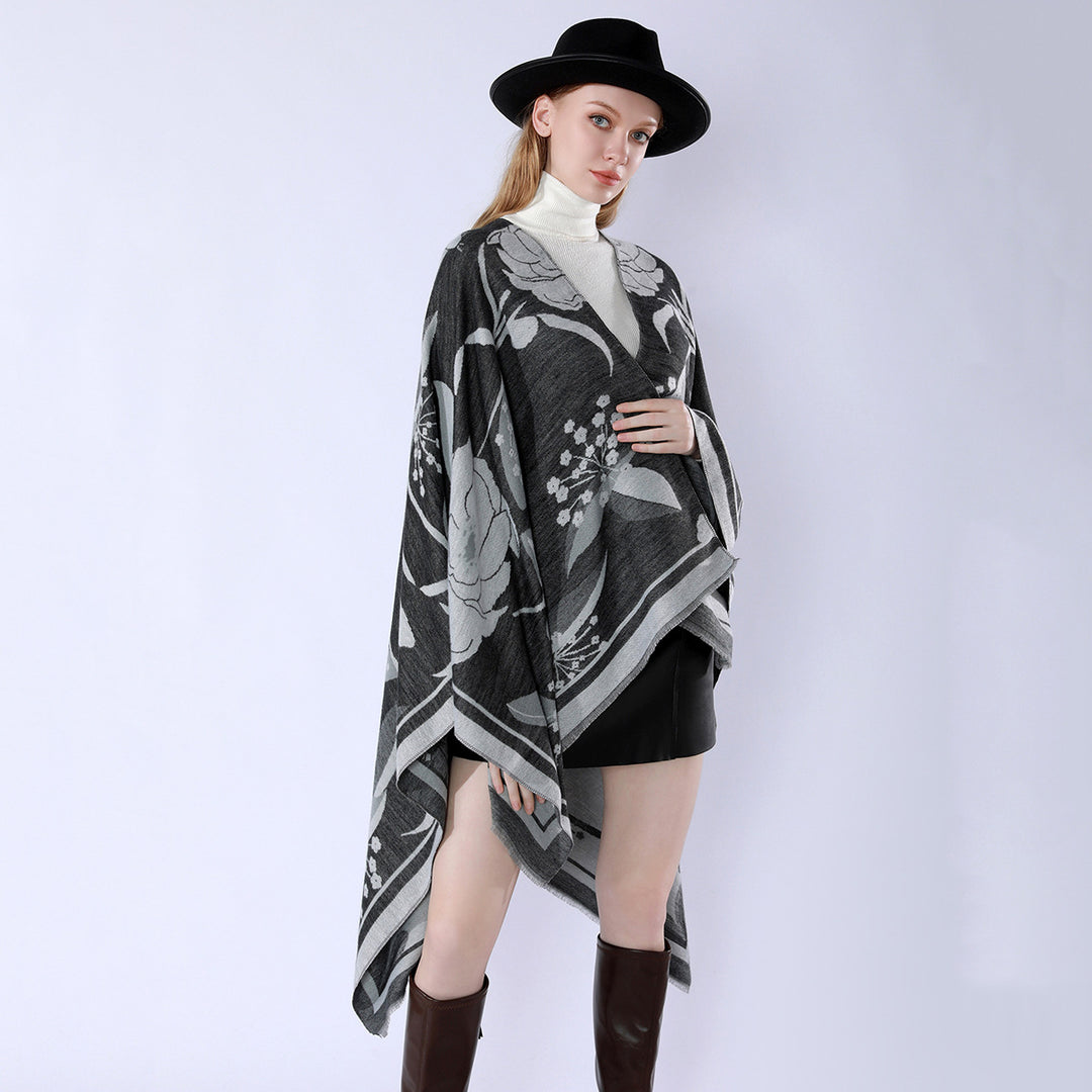 Damen Floraler Jacquard-Überwurf im kastigen Kimono-Fall mit feiner Fransenkante – Célinea