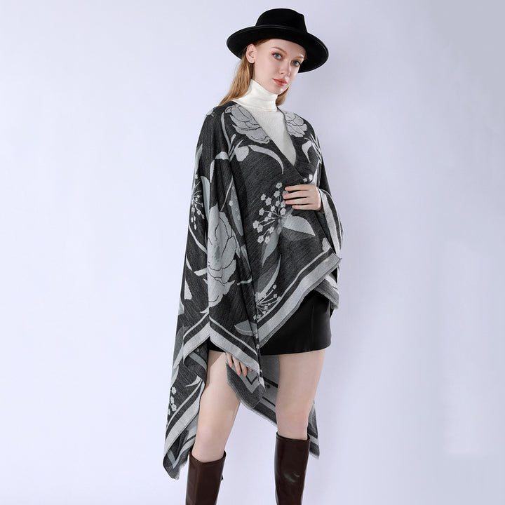 Damen Floraler Jacquard-Überwurf im kastigen Kimono-Fall mit feiner Fransenkante – Célinea
