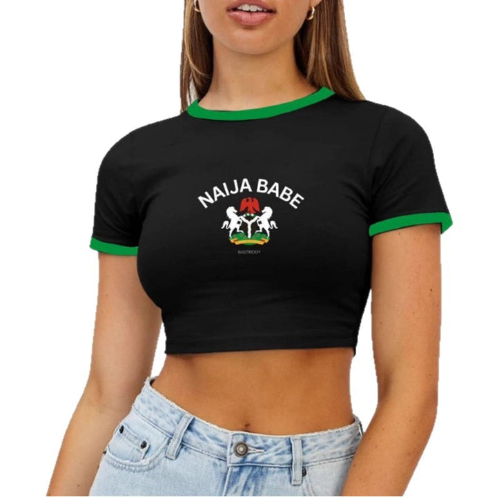 Damen Crop-Top mit kreativem Aufdruck und kontrastierenden Ärmelsäumen Echo Archiv