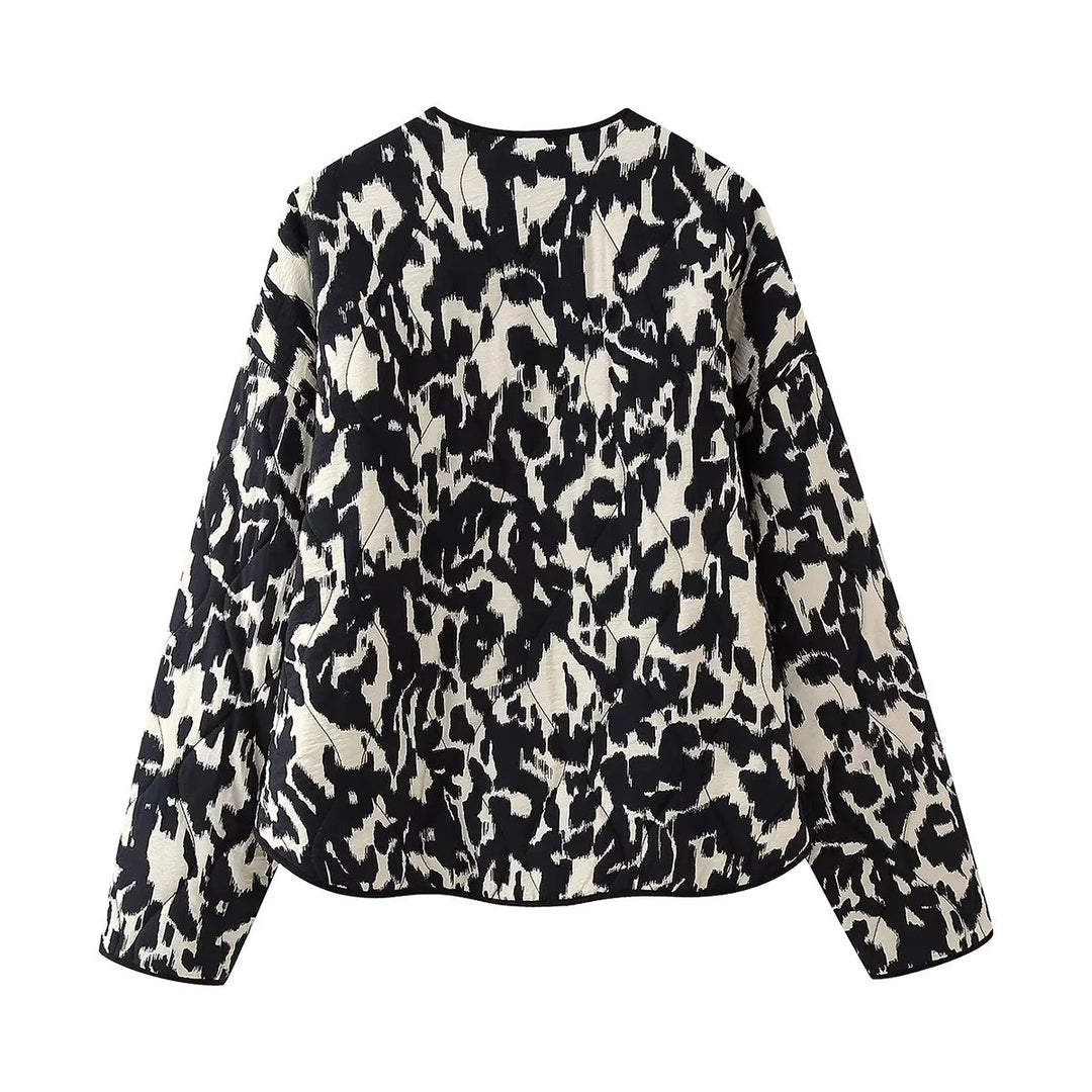 Damen gesteppte Kurzjacke mit modernem Animalprint, Rundhalsausschnitt und aufgesetzten Taschen – Célinea