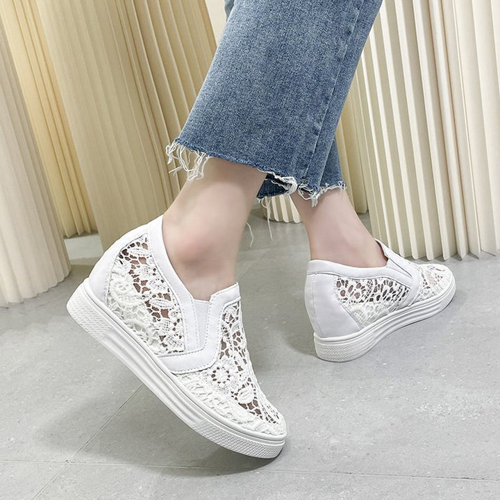 Damen Slip-On Keil-Sneaker mit Spitzen-Obermaterial – Névara