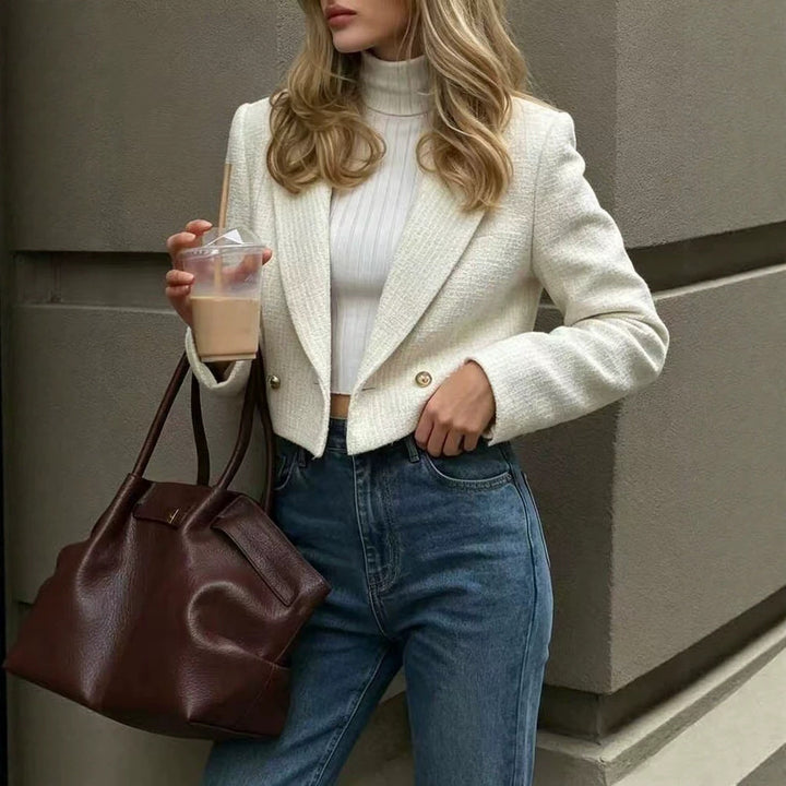 Damen Kurzgeschnittener Bouclé-Tweed-Blazer mit kastiger Silhouette und goldenen Zierknöpfen Echo Archiv