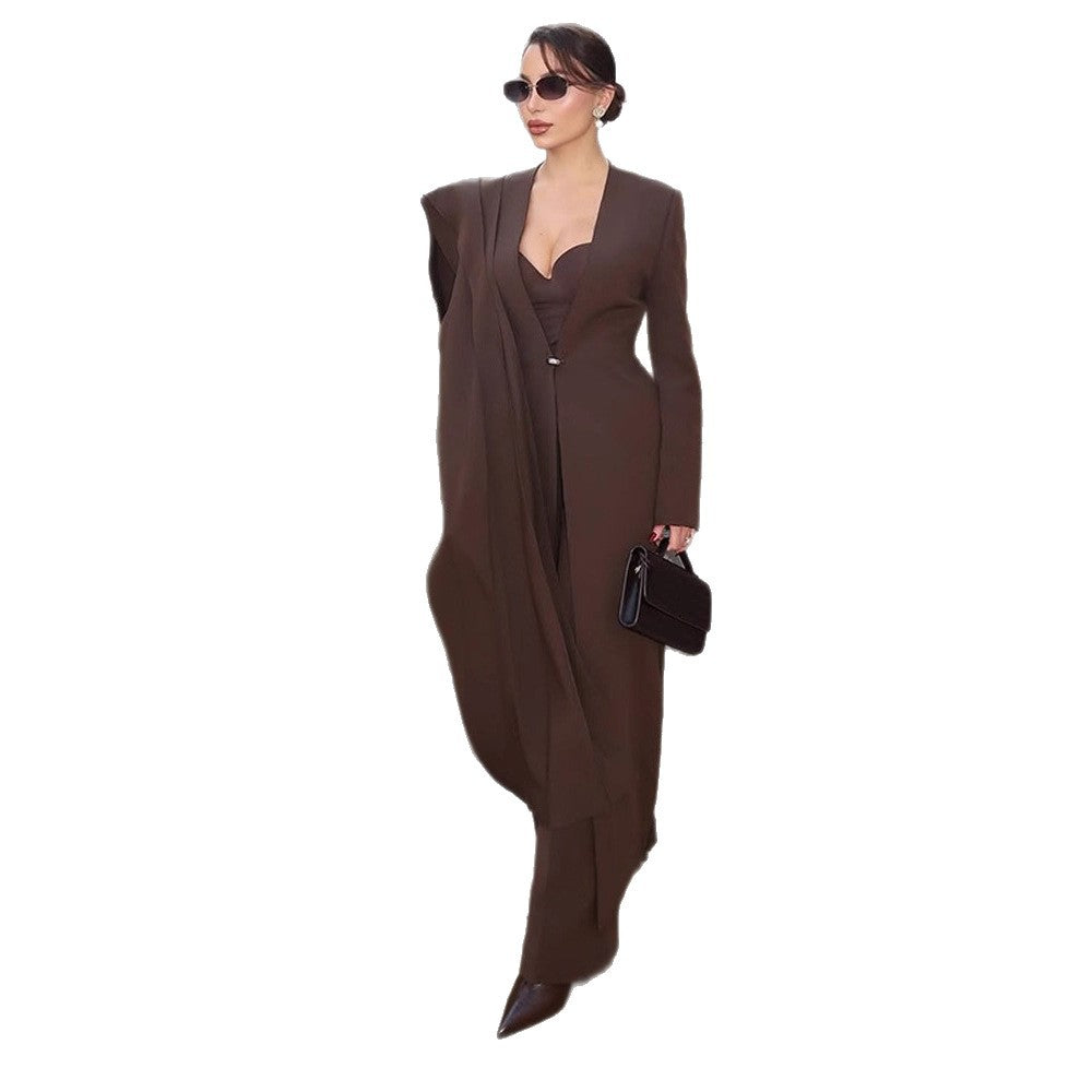 Damen Elegantes Mantelkleid mit Cape-Schulter und taillierter Silhouette Echoarchiv