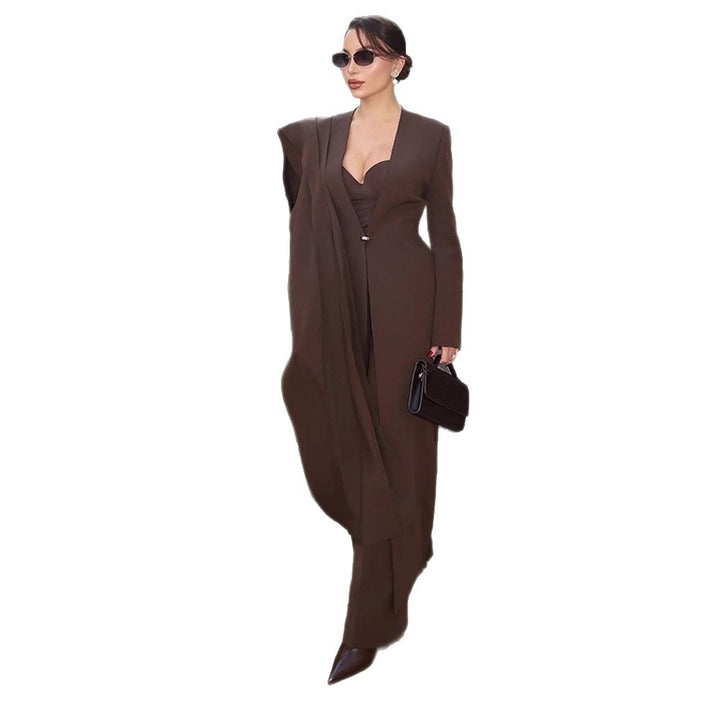Damen Elegantes Mantelkleid mit Cape-Schulter und taillierter Silhouette Echoarchiv