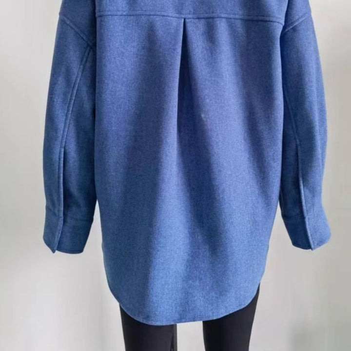 Damen kastige Hemdjacke im Oversize Cut mit großen aufgesetzten Taschen und abgerundetem Saum – Célinea