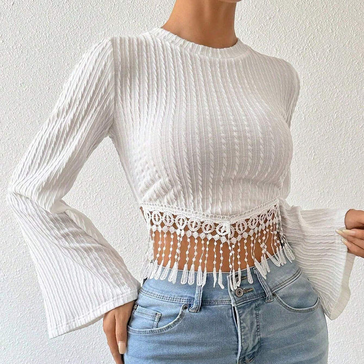 Damen gehäkeltes Spitzen-Crop-Top mit ausgestellten Trompetenärmeln und Häkelfransen – Avérine