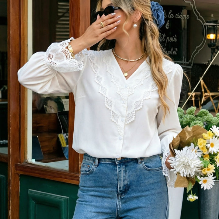 Damen Spitzenbluse mit V-Ausschnitt, Häkelbesatz und Knopfleiste Echoarchiv