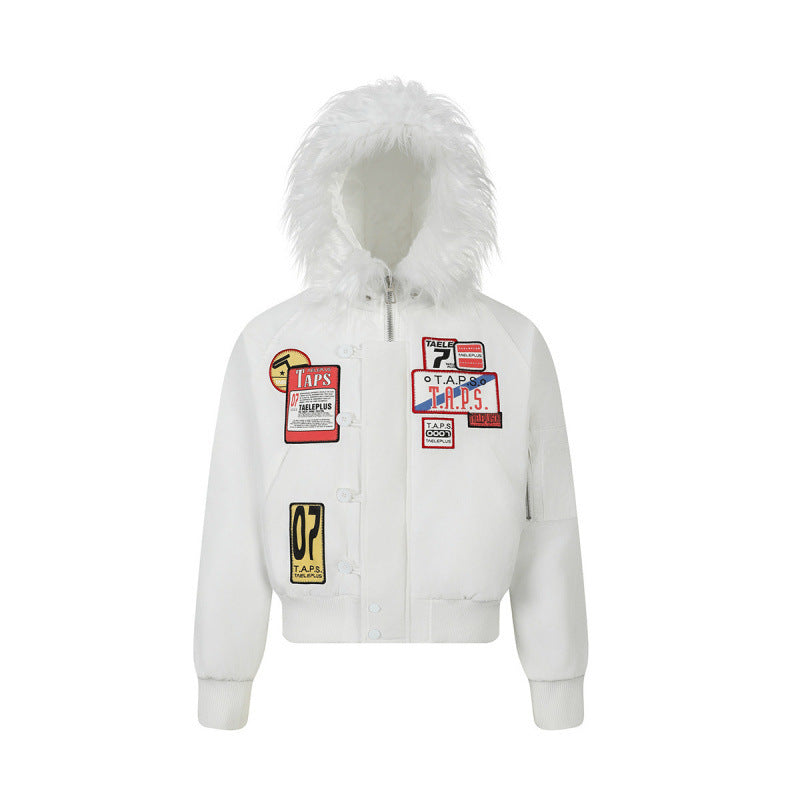 Damen Kurz geschnittene wattierte Bomberjacke mit Kunstfellkapuze und aufgesetzten Label‑Patches Echo Archiv