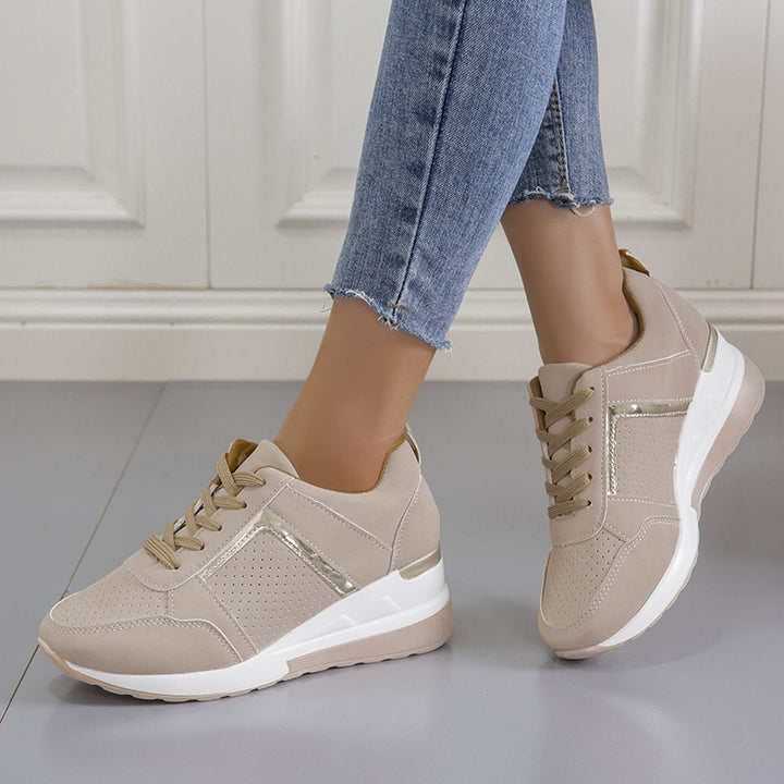 Damen  Keil‑Sneaker mit perforiertem Microfaser‑Upper, gepolsterter Fersenkappe und rutschfester Profilsohle Echo Archiv