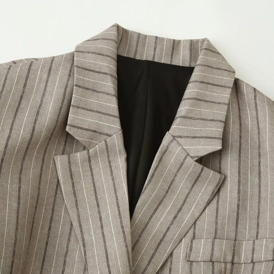 Damen taillierter Nadelstreifen-Blazer mit dekorativem Gürtel und Pattentaschen – Valéne