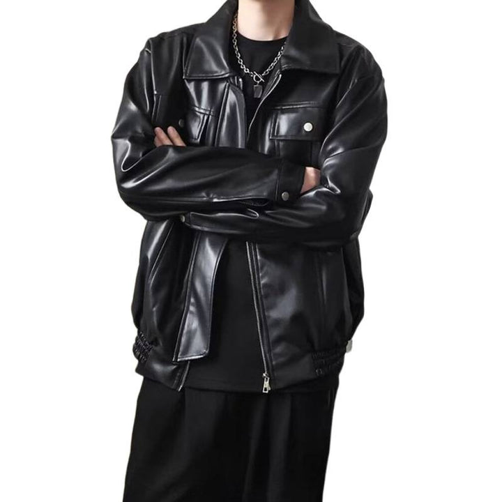 Herren Kurz geschnittene Oversized Kunstleder-Utility-Jacke mit Brustklappen und durchgehendem Reißverschluss Echoarchiv