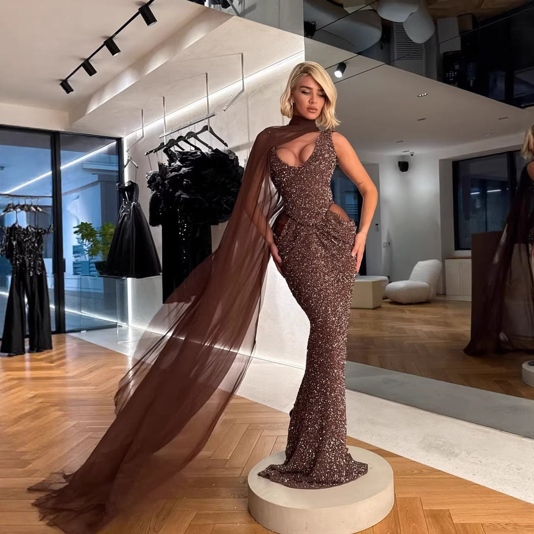 Damen Glamouröses Abendkleid mit funkelnden Pailletten und dramatischem Chiffonüberwurf Echo Archiv